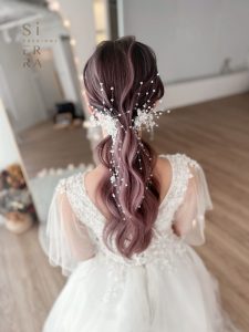 台中新秘 Sierra 打造韓系線調低馬尾造型，精緻珍珠髮飾點綴，展現新娘優雅線條感