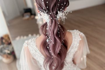 台中新秘 Sierra 打造韓系線調低馬尾造型，精緻珍珠髮飾點綴，展現新娘優雅線條感