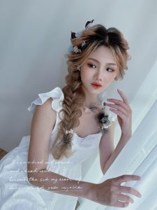 中新秘推薦 Sierra 筱如：婚宴浪漫側編髮造型與精緻新娘妝容